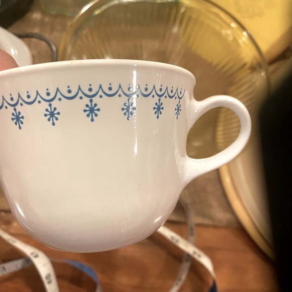 Correlle by Corning teacups(2) pristine condition - snowflake pattern - Picture 1 of 5
